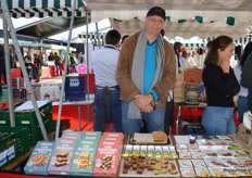 Bob Gutjahr met de producten van het Duitse bedrijf BioVegan. 